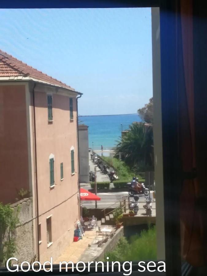 House Of Fly With Sea View, Front The Beach Savona Exterior foto